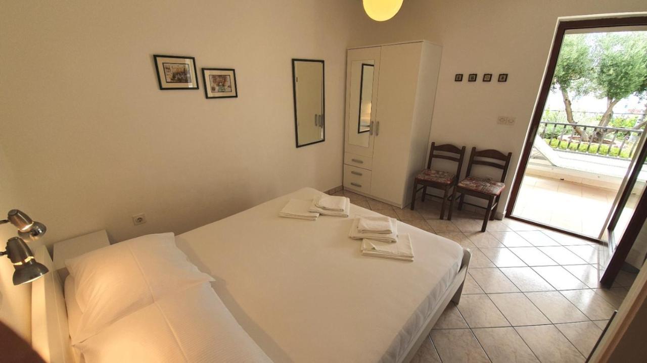 Apartments Dora Banjol Esterno foto