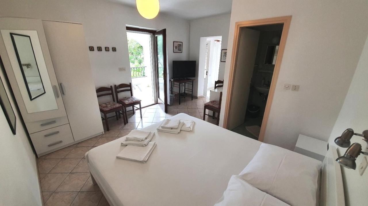 Apartments Dora Banjol Esterno foto
